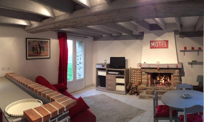 Champeon Cottage | Idyllic Gite a Bisto of Nas with Spa and Hot Tub Retreat