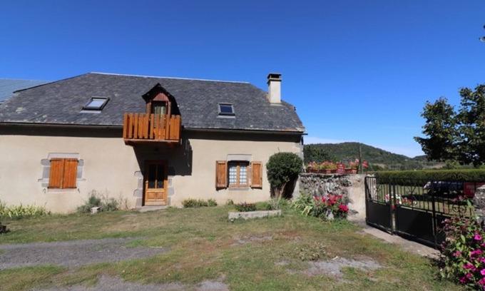 Albepierre-Bredons Cottage | Family-Friendly Gite Albepierre-Bredons with Kitchen Access