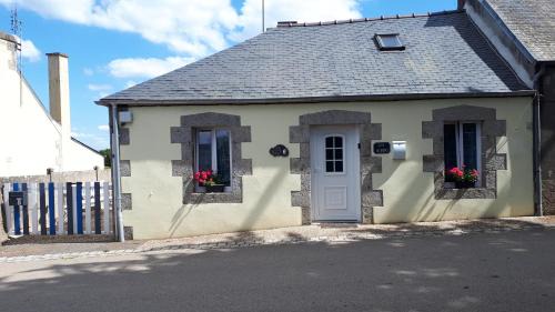 Scrignac House | Budget-Friendly Gite Albert: Family-Friendly Comfort Awaits