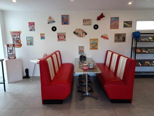 Fougere House | Cozy Gite American Diner with Ocean View & Breakfast