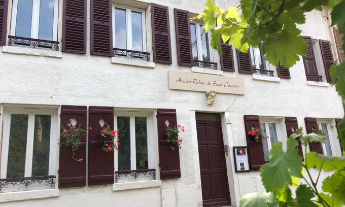 La Roche-Guyon Apartment | Child-Friendly Retreat at Gite Ancien Relais de Saint-Jacques