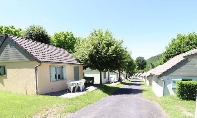 Arnac Cottage | Cozy Retreat at Gite Arnac: Perfect for Families and Pets