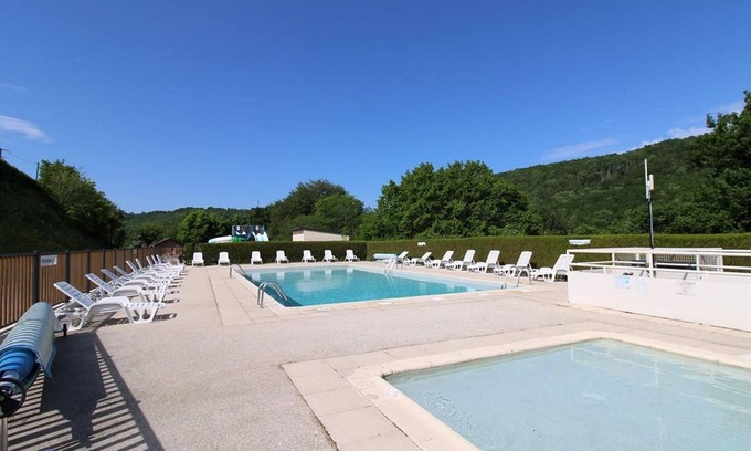 Arnac Cottage | Comfortable Stay at Gite Arnac: Family-Friendly with Kitchen