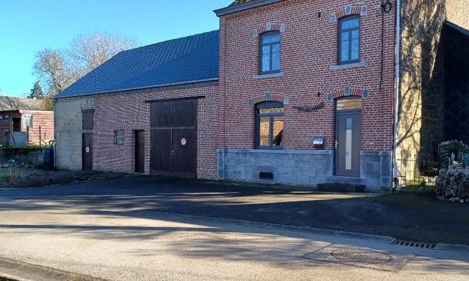 Ciney House | Welcoming Gite Au Cortil: Family-Friendly Stay with Kitchen