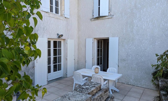 Baignes-Sainte-Radegonde Cottage | Pet-Friendly Gite Baignes-Sainte-Radegonde: 10/10 Rated Stay