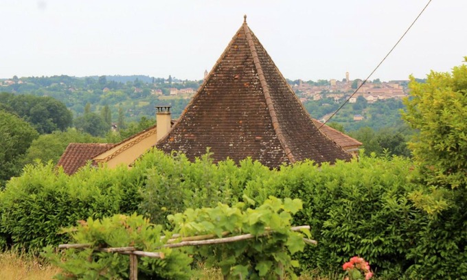 Pays-de-Belves Cottage | Gite Belvès: Cozy Retreat with Spa and Family Amenities