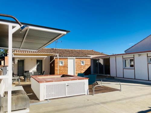Narbonne House | Gite Blanco y Madera: Oceanfront Retreat with Pool