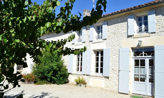 Breville Cottage | Gite Bréville: Cozy 3-Bedroom Escape with Great Amenities