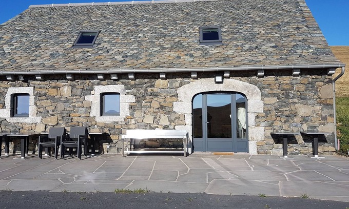 Alpuech House | Perfect Getaway: Buron Isolé Near Laguiole - Family Friendly