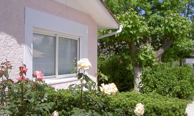 Gujan-Mestras Cottage | Discover Gîte CASA ROSA: Oceanfront Retreat with Pool