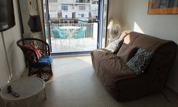 Empuriabrava Cottage | Gite Castelló d'Empúries: Cozy Retreat with Spa & Kitchen