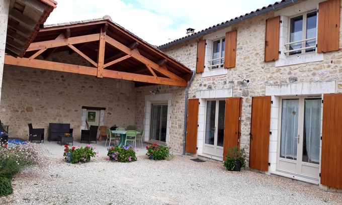 Champagnac-de-Belair Cottage | Cozy Gite Champagnac-de-Belair with Spa and Family Amenities