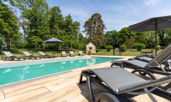 La Chatelaine Apartment | Elegant Gite Chateau: 4-Star Stay with Pool & Family Fun