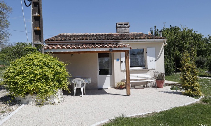 Gente House | Cozy Gite "Chez Martine" for Two Near Cognac with Pool