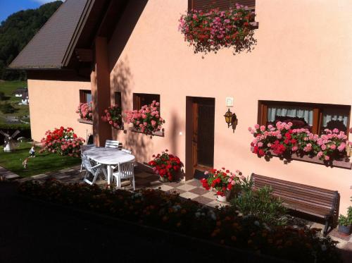 Freland Apartment | Child-Friendly Retreat at GITE CHEZ SYLVIE - Rated 9/10