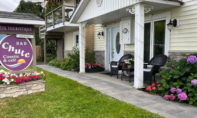 Notre-Dame-du-Portage Bed & Breakfast | Beachfront Gite Chute Couette Cafe with Spectacular Views