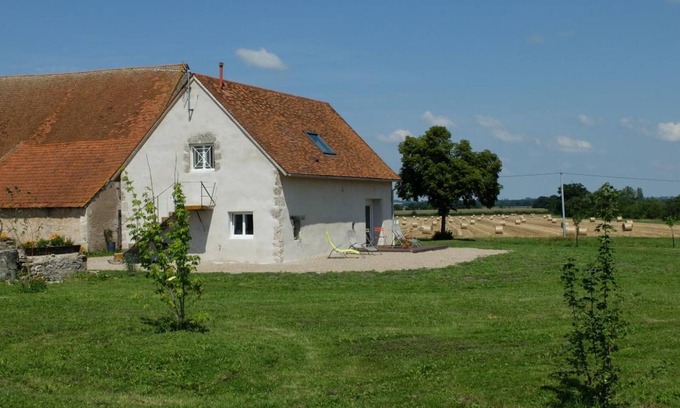 Cindre Cottage | Gite Cindré: Family-Friendly Retreat with Spa & Breakfast