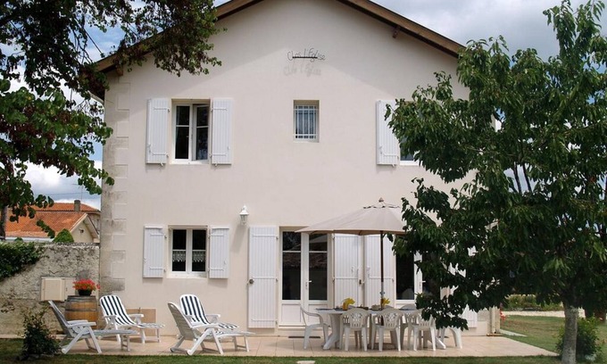 Puisseguin House | Discover Gite Clos L'eglise - Puisseguin: Family-Friendly Retreat