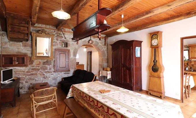 Cros-de-Montvert Cottage | Pet-Friendly Gite Cros-de-Montvert with Spa and Kitchen