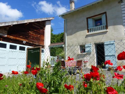 Appy House | Inviting Gite d'Appy: Pet-Friendly Retreat with 4 Stars