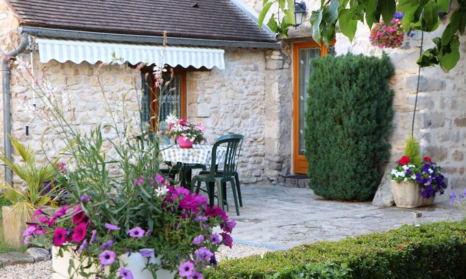 Larchant Cottage | Pet-Friendly Gite Dame Jouanne with Pool near Fontainebleau