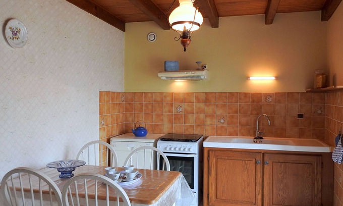 Grand Langres Cottage | Pet-Friendly Gite Dampierre: Perfect for Families & Relaxation