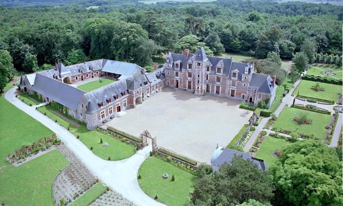 Vernou-sur-Brenne Apartment | GITE DANINOU: Family-Friendly Retreat with Pool and Terrace