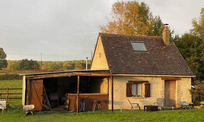 Parigne-lʼEveque House | Unique Gite in the Heart of the Forest with Hot Tub