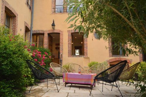 Aubigny-sur-Nere House | Experience Scotland: Family-Friendly Hotel with Pool & Dining