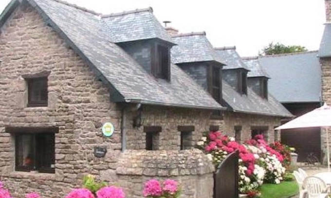 Plehedel Villa | Inviting Gite de Kerberso in Pléhédel with Breakfast & Kitchen
