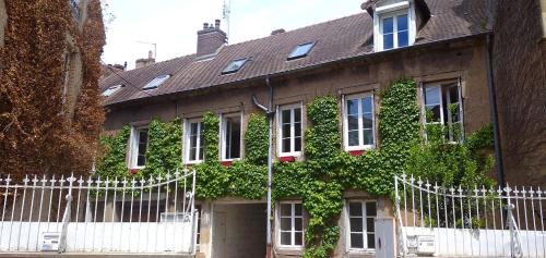 Autun Apartment | Family-Friendly Gite de l'Arbalète with High Guest Ratings