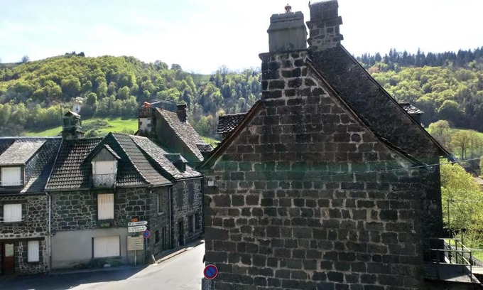 Fontanges Apartment | Pet-Friendly Retreat at GITE DE L ASPRE - Rated 8.4/10