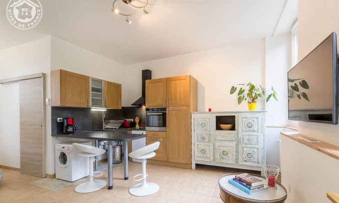 Barby House | Relaxing Lake View Retreat at Gite DE L'ecole - Carlina