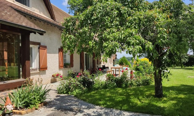 Boeurs-en-Othe House | Gîte de la Forêt d'Othe: Family-Friendly Retreat Awaits