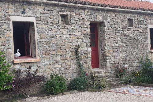 Aizenay House | Charming Gite de la Petite Folie: Child-Friendly Retreat