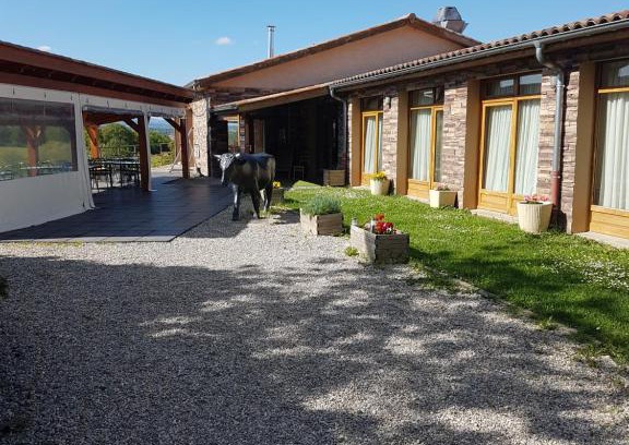 Echalas Hotel | Pet-Friendly Gite de Prejeurin with Restaurant & Kitchen