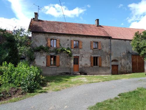 Arrenes House | Affordable Retreat at Gite de Puy Faucher with Pool Access