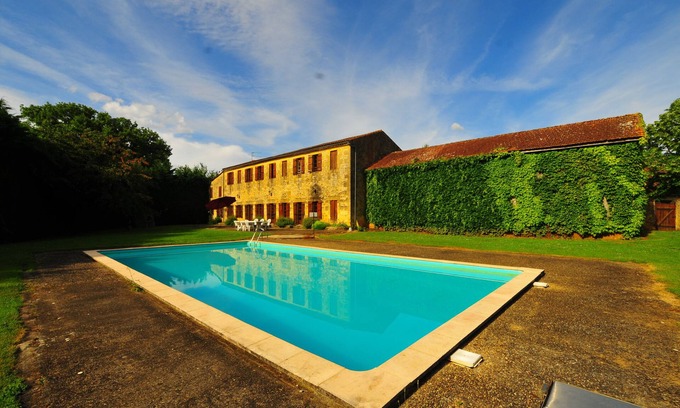 Pressignac-Vicq Villa | Gite DE Rebeyrotte: Pet-Friendly Oasis with Ocean Views