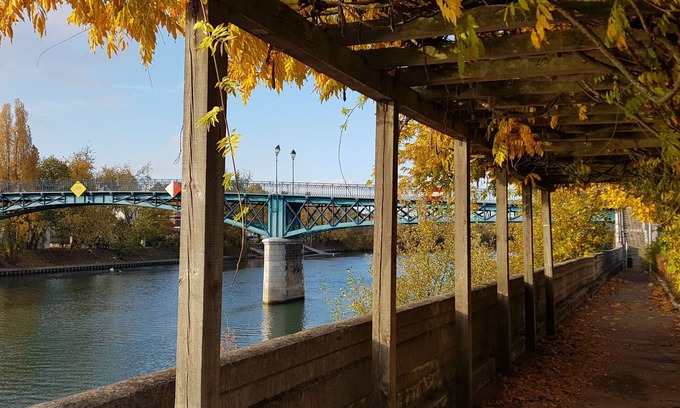 Bry-sur-Marne Apartment | Experience Gite des Batteliers: Lake View & Pool Retreat