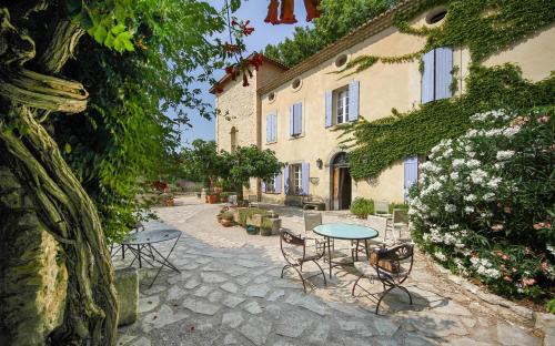 Le Thor House | Experience Gite des Carmes & Spa with Oceanfront Relaxation