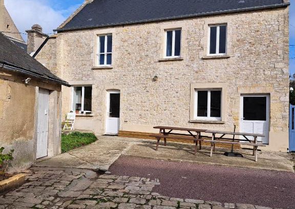 Le Planet House | Family-Friendly Gite des Falaises de Longues for 8 Guests