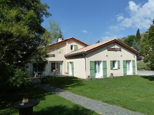 Authon Hotel | Discover Gite des Monges: Pet-Friendly Oasis with Dining