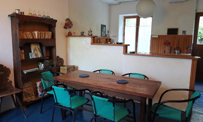 Troo House | Family-Friendly Gite des Petites Ruelles with Ocean View