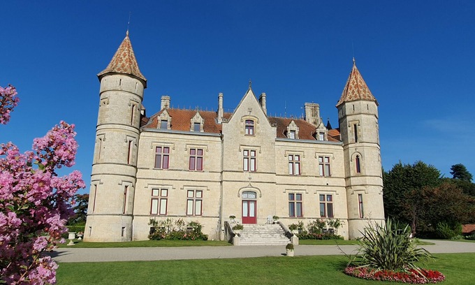 Leyritz-Moncassin Cottage | Experience GITE DU CHATEAU: Spas & Wine Route Awaits