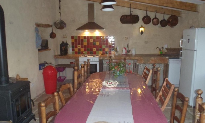 Mostuejouls House | Elegant Gite du Domaine de Bombes: Family-Friendly Retreat