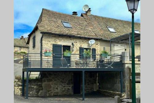 Les Salces House | Cozy Gite du Fromental: Family-Friendly with Hot Tub