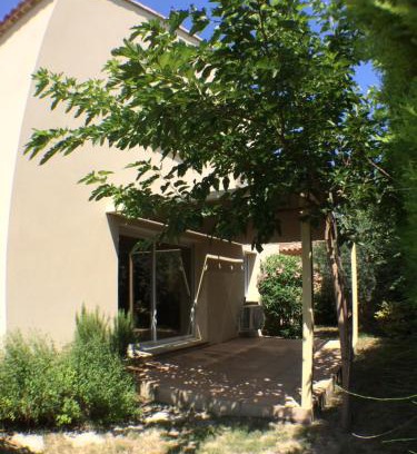 Saint-Genies-de-Comolas House | Gite Du Lavoir: Family-Friendly Retreat with Kitchen