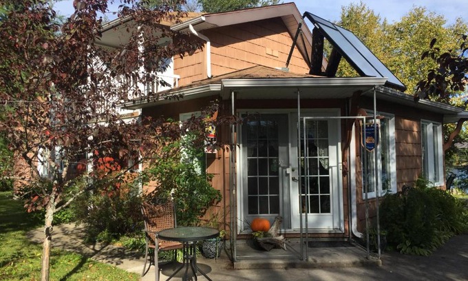 Saint-Honore Bed & Breakfast | Discover Gite du Lac Docteur: Beachfront Escape with Ocean Views
