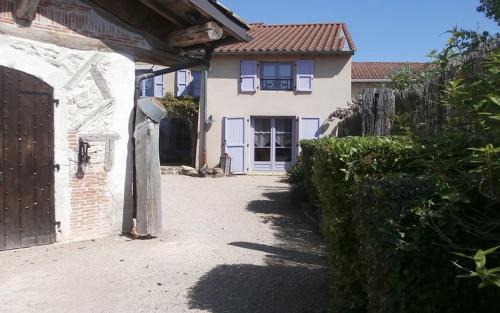 Proulieu House | Pet-Friendly Gite du Roy d'Amont with Family Amenities