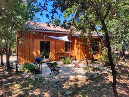 Labastide-de-Virac Ski Chalet | Eco-Friendly Retreat: Gite et Cabane Écologiques 1000 Pailles